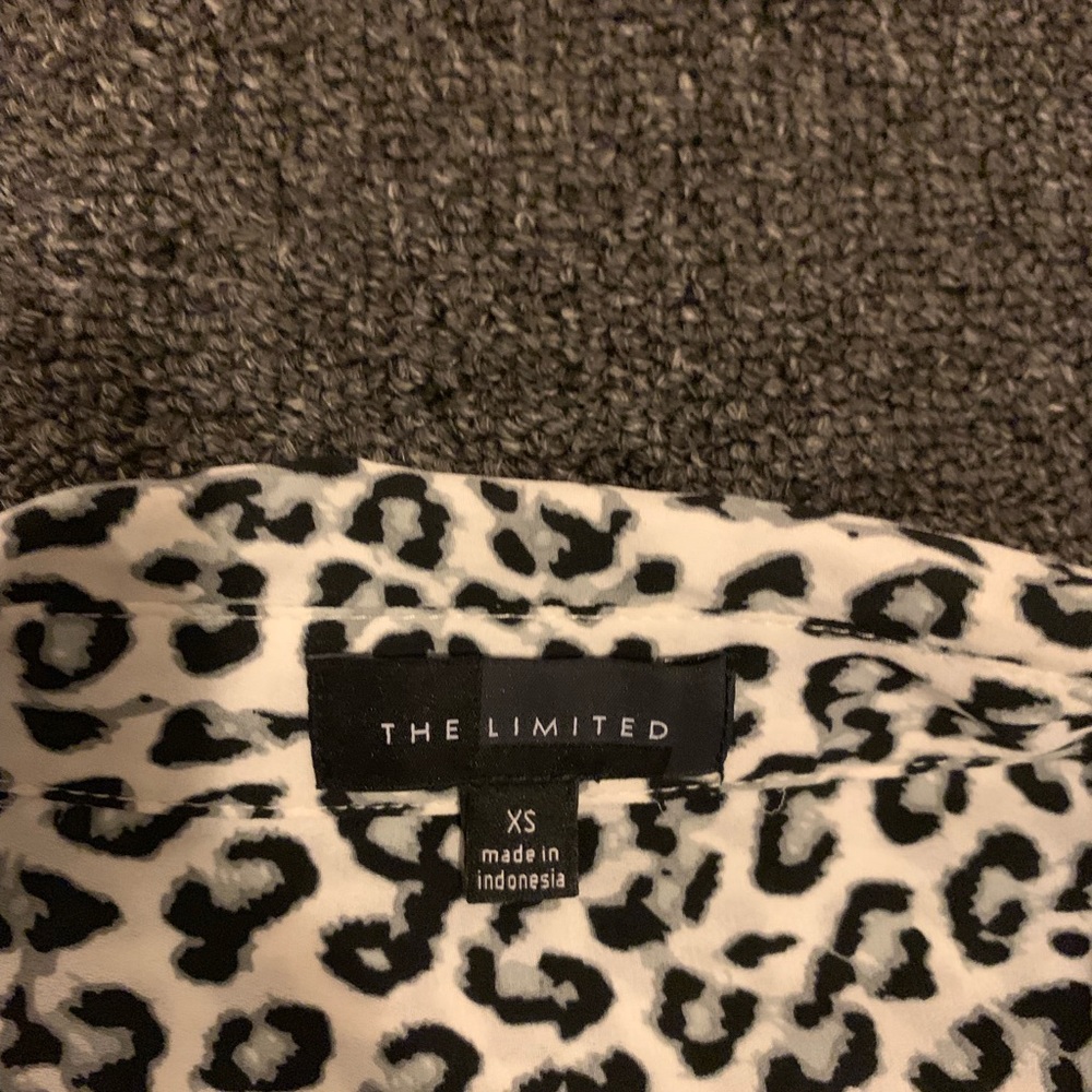 Grey And White Cheetah Button Up - image 3